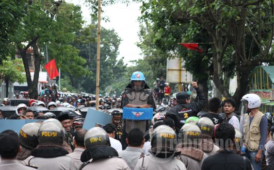 Korban Penganiayaan Bupati Wajo Menangis di MK