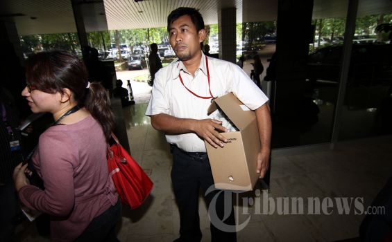 Sampai Malam, Petugas KPK Masih Geledah Kantor Kementan