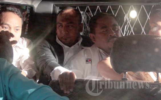 9 Kader PKS Jenguk Luthfi Hasan di Rutan Guntur