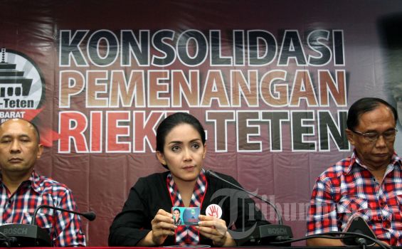 Tiem Rieke-Teten: Ada Pembagian Sosis Bergambar Aher-Deddy