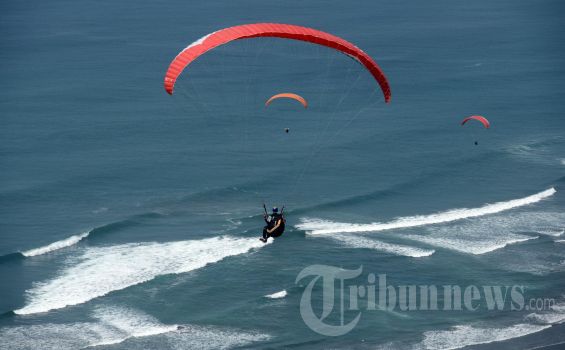Paralayang yang Terbawa Angin Terjun ke Laut Lepas Ditemukan dalam Kondisi Lemas