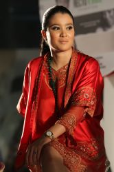 Marcella Suka Aksesoris Berbau Asia