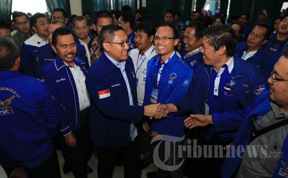 SBY Membelakangi Anas Urbaningrum di Arena Rapimnas