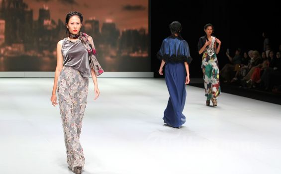 Ini Koleksi Busana Glamour dan Elegan Tanpa Kesan Lebay ala Hengki Kawilarang