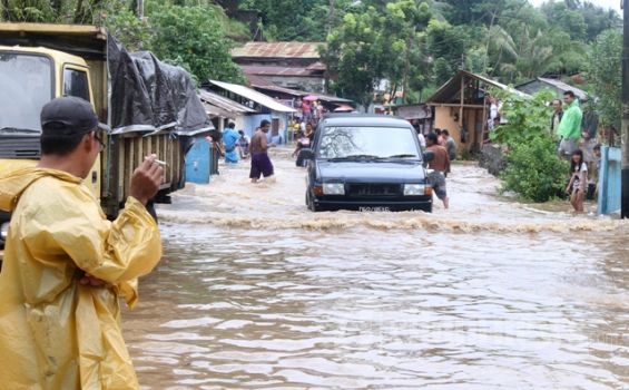 Wali Kota Manado Kunjungi Korban Banjir Sejak Subuh