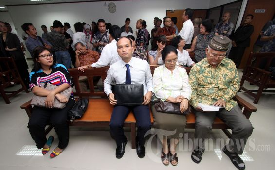 Hotasi Nababan Sujud Syukur Divonis Bebas Korupsi