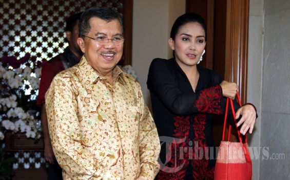 Rieke Urus Anak Dulu Sebelum Berangkat ke TPS