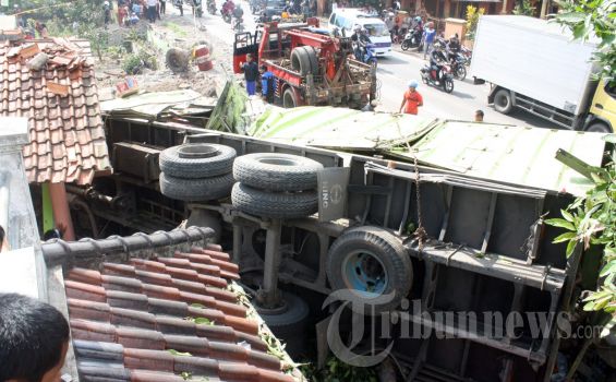Hantaman Truk Maut Seperti Ledakan Bom