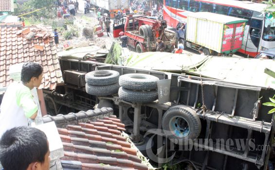 Truk Maut Tabrak Angkot Saat Winarti Asyik Ngobrol