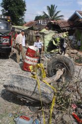 Warga Ambil Sisa Oli yang Tak Diangkut