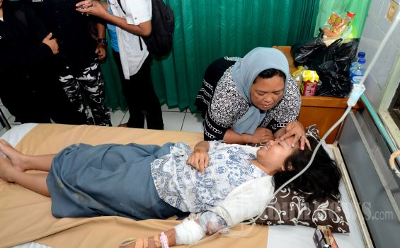 Warga Berkerumun Saksikan Evakuasi Truk Maut