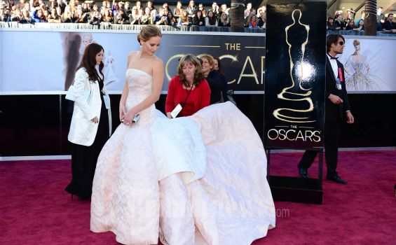 FOTO-FOTO: Aktris Peraih Oscar Ini Kerepotan dengan Ekor Gaunnya