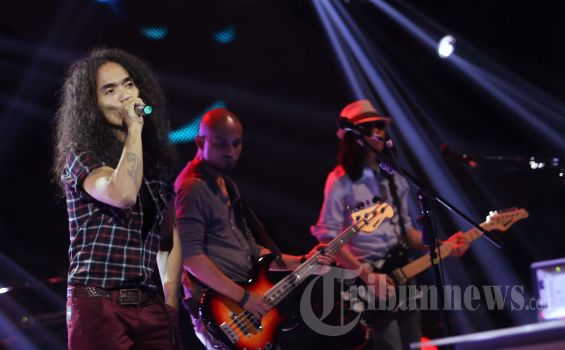 FOTO-FOTO: Slank Panaskan Panggung X Factor Berbaju Kotak-kotak