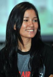 Titi Rajo Bintang Nikmati Diving Sambil Punguti Sampah