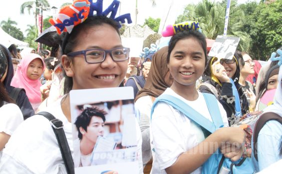 FOTO-FOTO: Antrean Panjang ABG Nonton K-Pop Music Bank