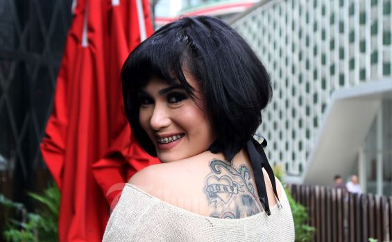 Foto Tamara Geraldine Rambut Berponi dan Punggung Bertato