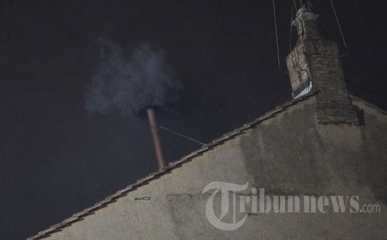 Begini Caranya Memberi Warna Asap Saat Pemilihan Paus