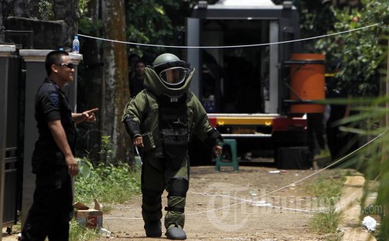 Densus Tutupi Kepalanya Pakai Karung