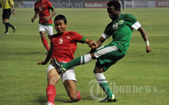 Muhammad Ridwan (merah) beraksi untuk timnas Indonesia.