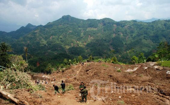 Petugas Bina Marga Nyaris Jadi Korban Longsor Cililin