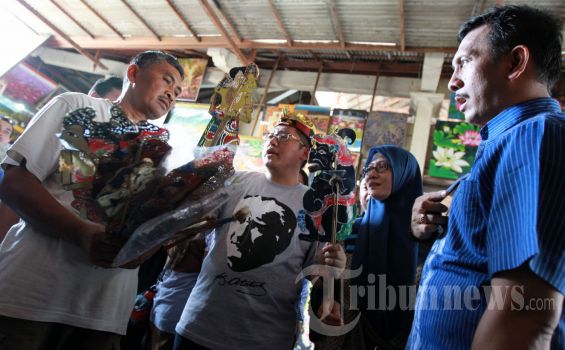 Anas Gelar KLB di Pasar Lalu Beli Wayang Sengkuni