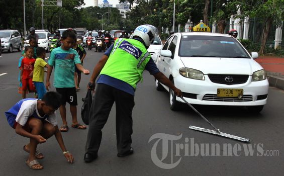 Warga Pergoki Penyebar Ranjau Paku: Isman Babak Belur, Motor Dibakar