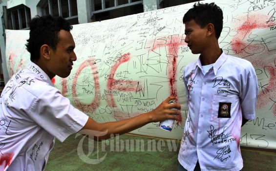Jokowi Imbau Siswa Sumbangkan Seragam Ketimbang Dicoret-coret