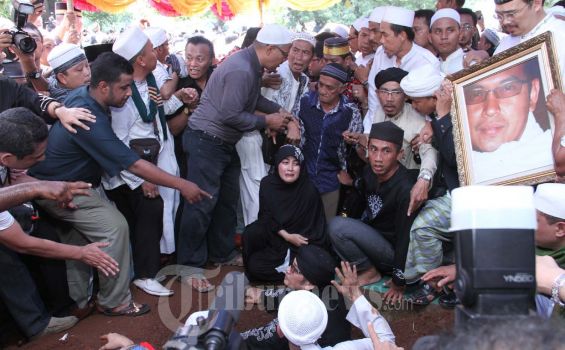 Uje Dimakamkan Satu Liang dengan Ayahnya