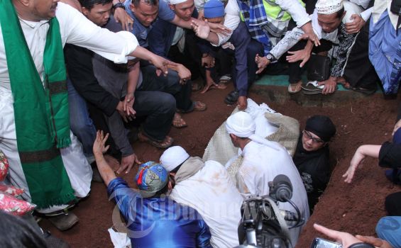 Warga Tunggu Rhoma Irama di Makam Uje