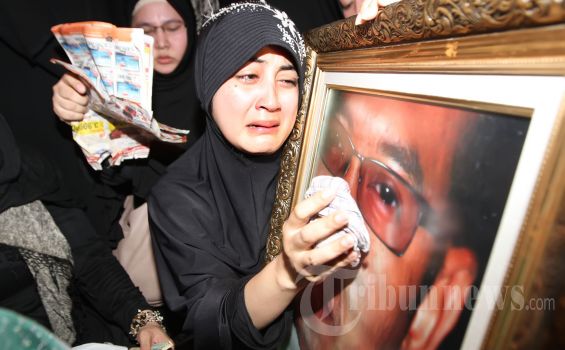 Uje Tuliskan Puisi Kerinduan Bertemu Rasulullah