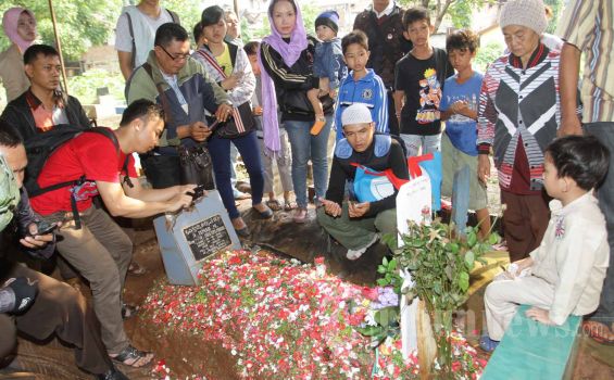 Seminggu Wafat, Ratusan Warga Masih Ziarah ke Makam Uje