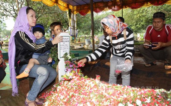 Peziarah Makam Uje Datang Sejak Subuh