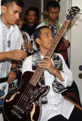 Jokowi: Nonton Musik Rock ya Desak-desakan