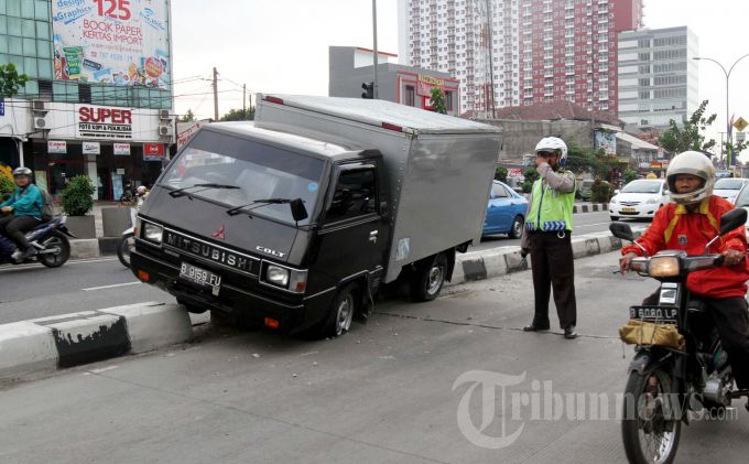 Mobil Box Nyelonong, Satu Bocah Tewas