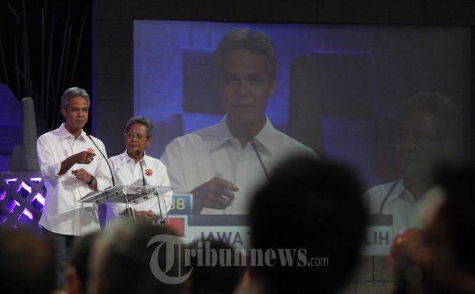 Gagah Sampaikan Visi Misi : Pasangan Calon Gubernur (Cagub) Jateng 2013-2018 Ganjar Pranowo-Heru Sudjatmoko (Gagah) sampaikan visi dan misi pada Debat Cagub Jateng di Hotel Gumaya, jalan Gajah Mada, Kota Semarang, Jateng, Rabu (22/05/2013). Debat tersebut diikuti pasangan calon Hadi Prabowo-Don Murdono, Bibit Waluyo-Sudijono Sastroatmodjo dan Ganjar Pranowo-Heru Sudjatmoko untuk memperebutkan posisi Gubernur Jateng pada Minggu (26/5) mendatang.
