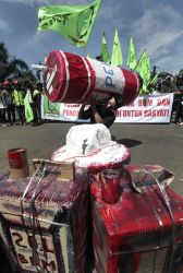 Jero Wacik: Bisa Saja Harga BBM Naik Hari Ini