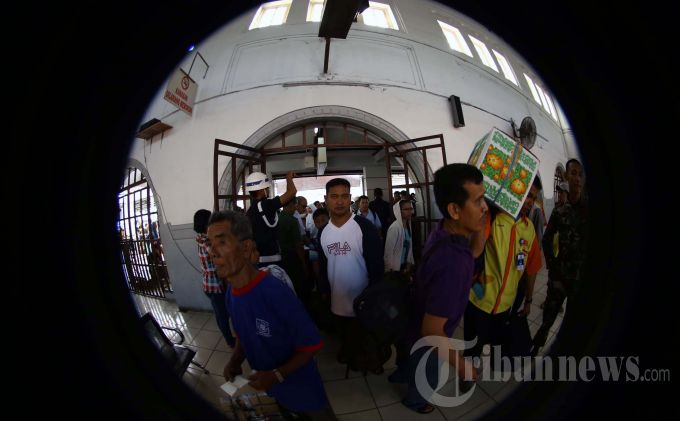 Barang Bawaan Penumpang KA di Stasiun Senen Diperiksa Ketat