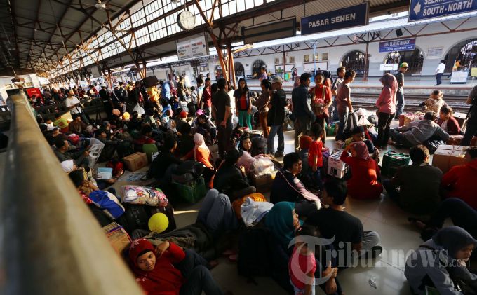 Dua Anggota Brimob Jaga Kereta Pemudik