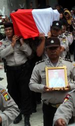 Meski Diteror, Anggota Polri Tetap Pakai Seragam Dinas