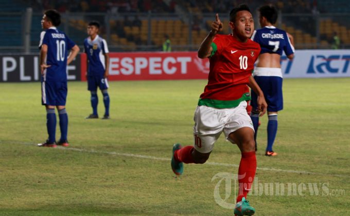 KOMPAS images/KRISTIANTO PURNOMO
Pemain Timnas Indonesia U-19, Muchlis Hadi Ning Syaifulloh berselebrasi usai membobol gawang Laos pada kualifikasi Piala AFC U-19 di Stadion Utama Gelora Bung Karno (SUGBK), Jakarta Pusat, Selasa (8/10/2013). Indonesia unggul 4-0. 
