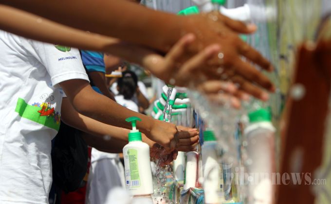 Siswa mencuci tangan sesudah melakukan aktivitas di acara hari cuci tangan pakai sabun sedunia 2013 di Plaza Barat Gelora Bung Karno, Jakarta Pusat, Minggu (20/10/2013). Hari cuci tangan pakai sabun sedunia tahun ini bertemakan Tanganku Bersih, Hidupku Sehat bertujuan untuk mendorong, memotivasi, dan mengingatkan seluruh masyarakat agar benar-benar mempraktekkan cuci tangan pakai sabun denganbenar dalam kehidupan sehari-hari. 