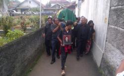 Istri Mulyana W Kusumah Pingsan di Pemakaman