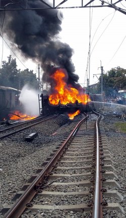Sempat Kesulitan, Petugas Bisa Singkirkan Bangkai Truk Tangki BBM