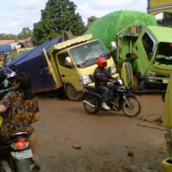 Dua Truk Terperosok Picu Kemacetan 1 Km di Sungai Pelanduk Sanggau