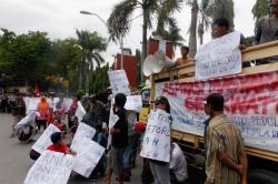 Demo Warnai Pelantikan 41 Kades Baru di Malang