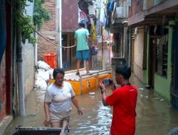 Warga Kampung Pulo Kebanjiran