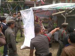 Pasangan Mesum Tepergok saat Satpol PP Bongkar Bangunan Liar