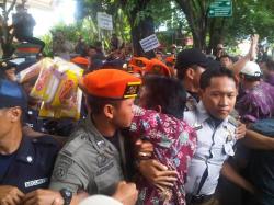 Pedagang Asongan Nyaris Adu Jotos dengan Polsuska Madiun