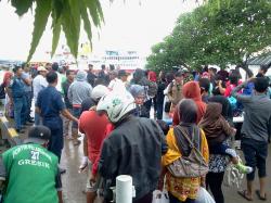 Tiket Habis, Ratusan Penumpang Kapal ke Bawean Terlantar