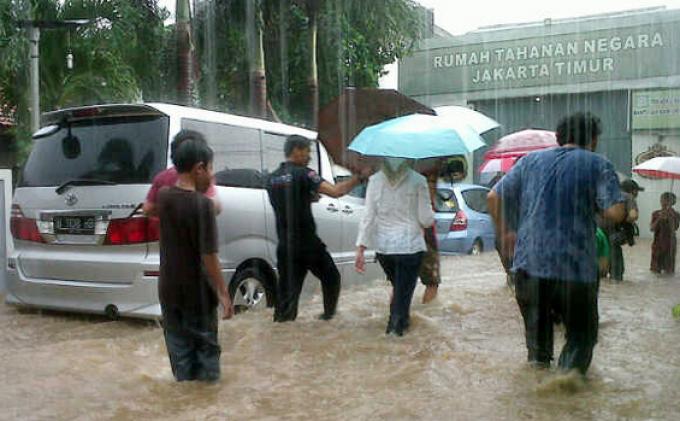 Anak, Menantu dan Airin Terobos Hujan dan Banjir Temui Atut di Tahanan